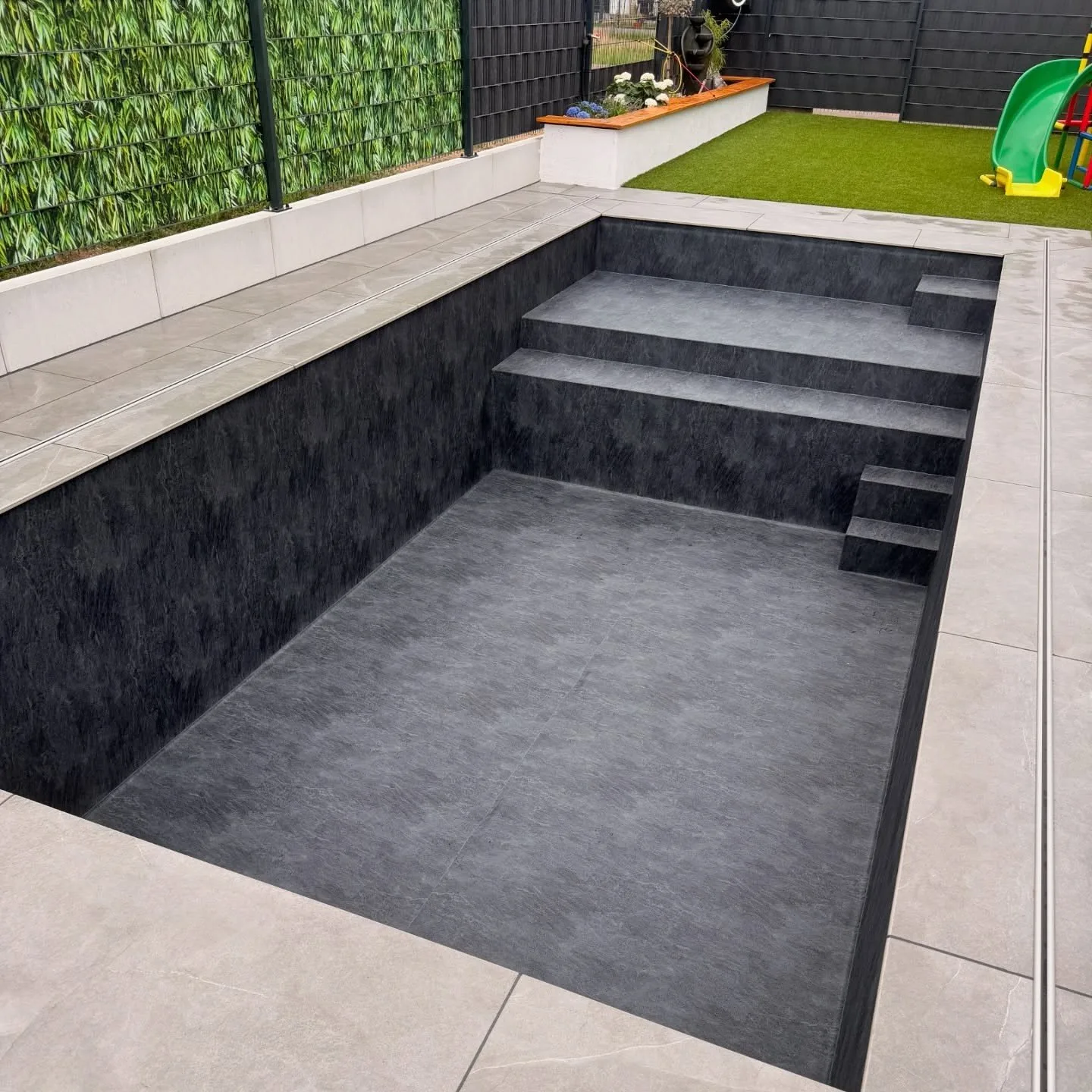 Pool mit Sitzstufen und Keramikumrandung